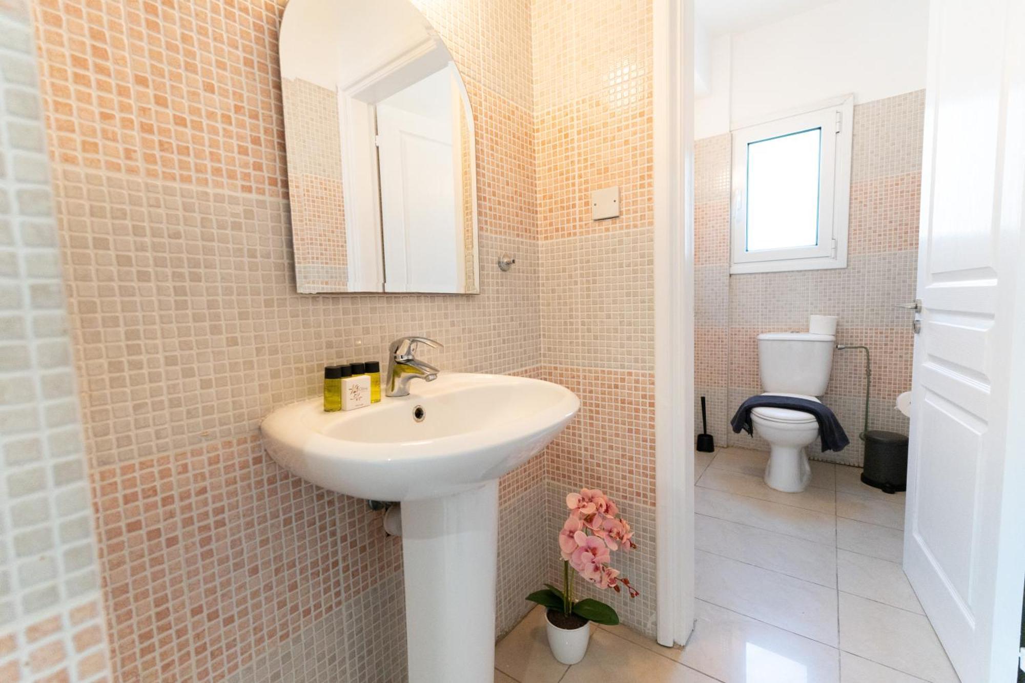 Wealthystays - Olympias 2br Flat Centre